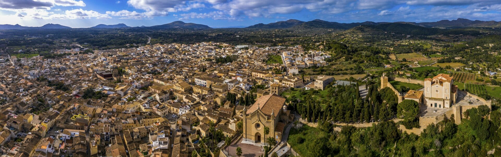 Luftaufnahme, Pfarrkirche Transfiguracio del Senyor und Kloster Santuari de Sant Salvador
