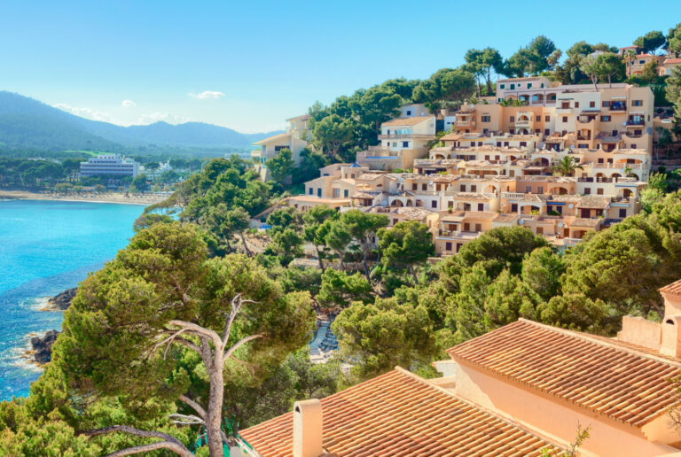 Hügel mit Immobilien in Canyamel