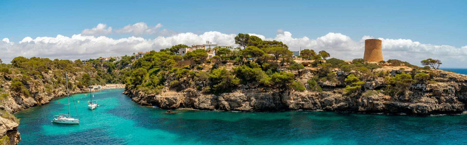 Panoramablick auf die schöne Bucht Cala Pi und den alten Wachturm aus dem Jahr 1597 in der Gemeinde Llucmajor,