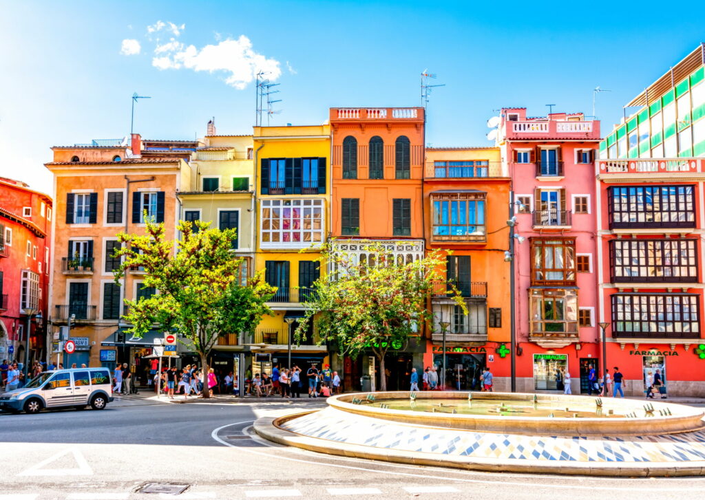 Bunte Häuserreihe in der Hauptstadt von Mallorca