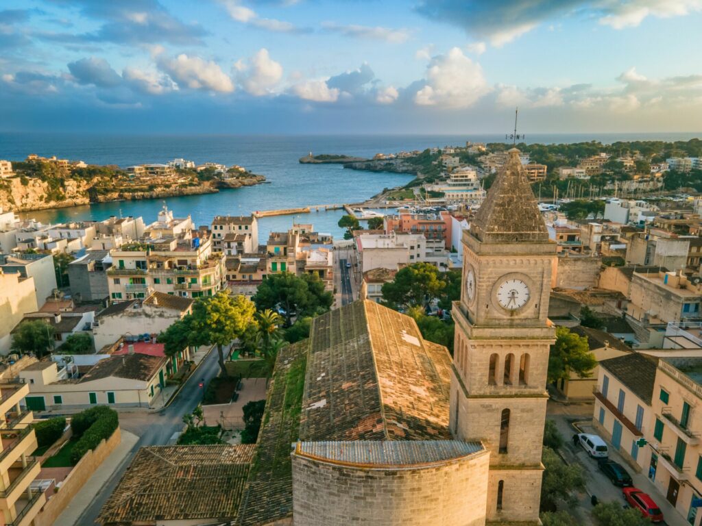 Altstadt von Porto Cristo mit Blick auf das Meer