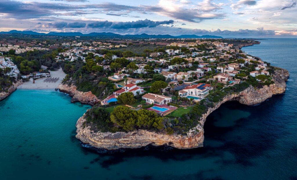 Sonnenuntergang über Cala Anguila-Cala Mendia (Porto Cristo) aus einer Drohne
